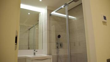 Een haardroger, handdoeken