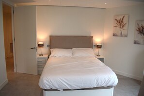 1 bedroom, desk, iron/ironing board, travel crib - sky high 21st floor getaway (Gibraltar)