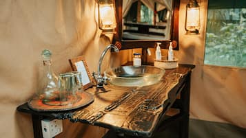 Lều dành cho gia đình, quang cảnh sông | Phòng tắm | Buồng tắm vòi sen, máy sấy tóc, khăn tắm, xà phòng