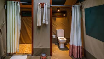 Chambre Double Standard, vue fleuve | Salle de bain | Douche, sèche-cheveux, serviettes fournies, savon