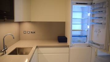 雪櫃、微波爐、焗爐、洗碗機