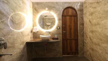 Chambre Double Confort, balcon, vue jardin | Salle de bain