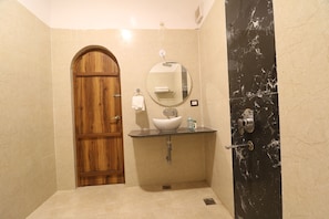Comfort Double Room, Balcony, Garden View | Bathroom | Free toiletries, soap, shampoo, toilet paper - Bamera House Jungle Retreat Bandhavgarh (Umaria)