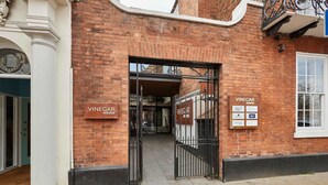 Un edificio de ladrillo con un letrero que dice "Vinegar House".