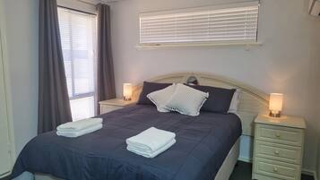 Tabla de planchar con plancha, wifi, ropa de cama