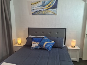 4 bedrooms, desk, iron/ironing board, free WiFi - Swan Haven - Free Parking Getaway with 2 Queen Beds (Swan View)