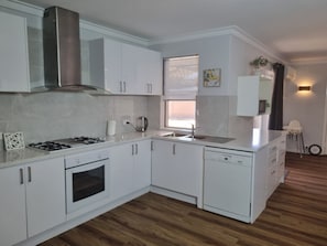 Fridge, microwave, oven, stovetop - Swan Haven - Free Parking Getaway with 2 Queen Beds (Swan View)
