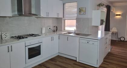 Swan Haven - Free Parking Getaway with 2 Queen Beds