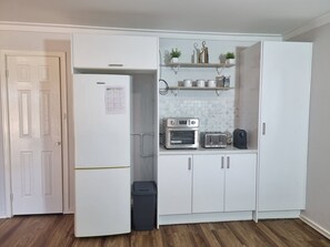 Interior - Swan Haven - Free Parking Getaway with 2 Queen Beds (Swan View)