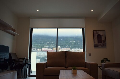15th floor luxury 2 bedroom apartment