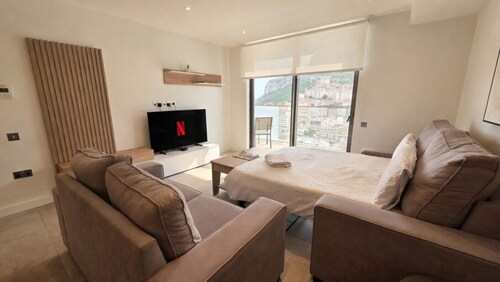 15th floor luxury 2 bedroom apartment