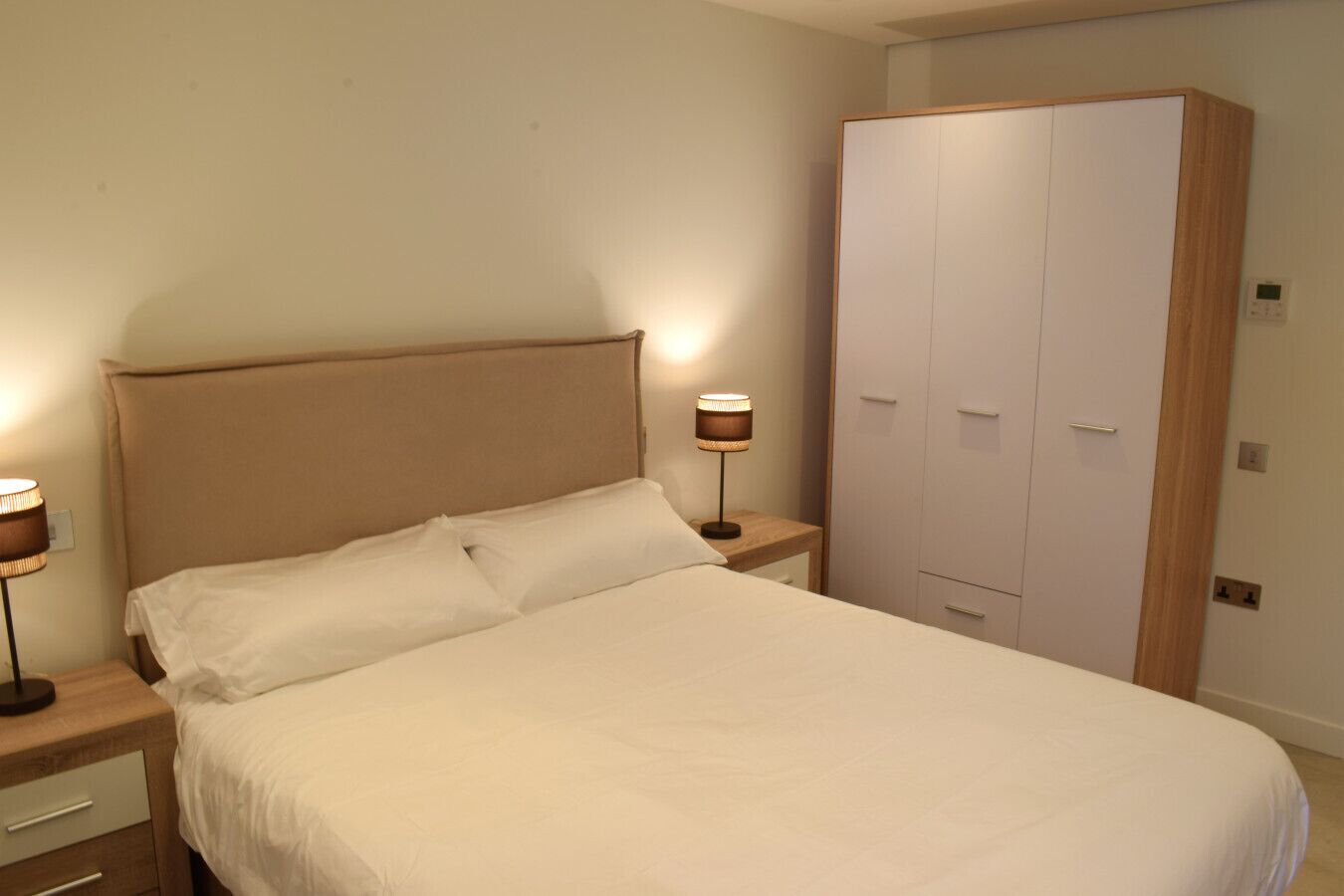 2 soverom, skrivebord, strykejern/-brett og wi-fi (inkludert)