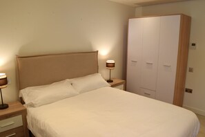 2 habitaciones, escritorio, tabla de planchar con plancha y wifi gratis 