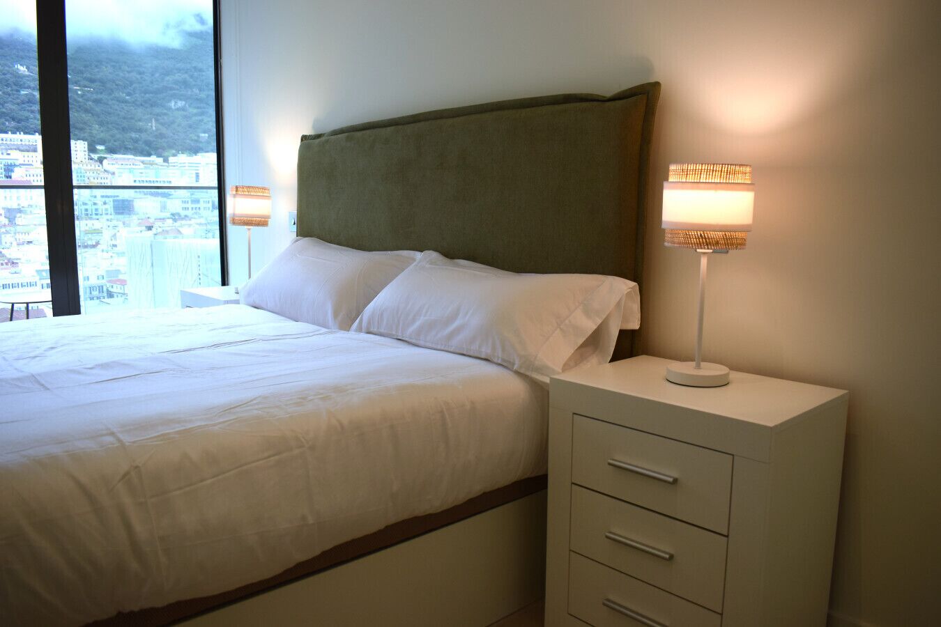 2 slaapkamers, een bureau, een strijkplank/strijkijzer, gratis wifi