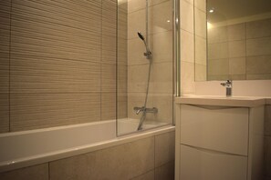 Hårføner og håndklær