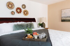 5 bedrooms, iron/ironing board, free WiFi, bed sheets - Lux Casa HotTub + Sauna w/ Mtn Views, DT 10mins (Santa Fe)