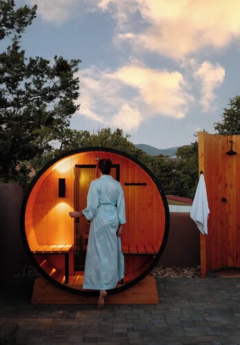 Lux Casa HotTub + Sauna w/ Mtn Views, DT 10mins