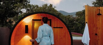 Lux Casa HotTub + Sauna w/ Mtn Views, DT 10mins