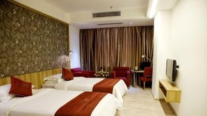 A hotel room with two beds, a TV, a desk, and a chair. - Sanya Mingjing Express Hotel (Sanya)
