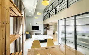 Duplex Deluxe - utsikt mot staden | Vardagsrum | Platt-tv