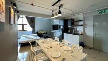 Deluxe Duplex, City View | Private kitchen | Mini-fridge, microwave, stovetop, electric kettle