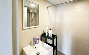 Duplex Deluxe - utsikt mot staden | Badrum | Dusch, hårtork, handdukar och tvål