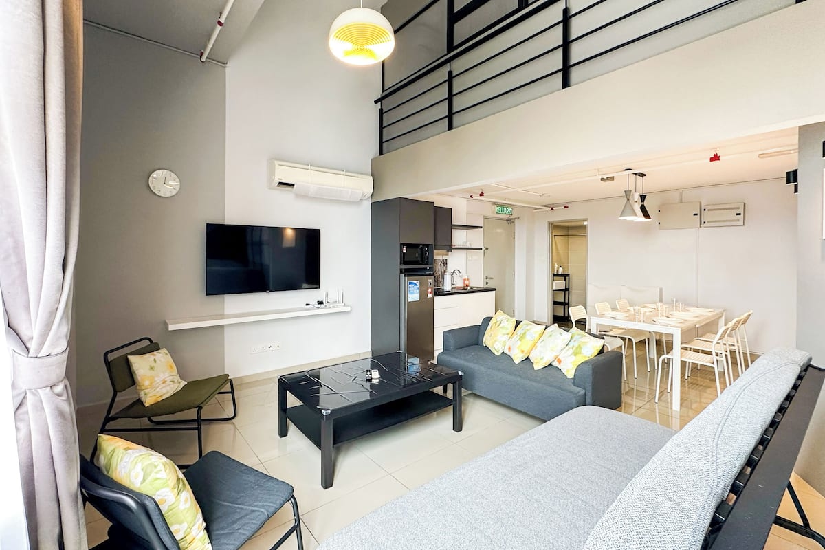 Alloggio Deluxe su due livelli, vista città | Area soggiorno | TV a schermo piatto