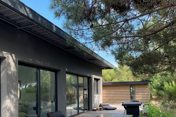 Maison La Pointe, la terrasse cÎté océan... au fond, le cabanon de Madeleine.
