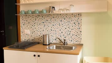 Refrigerador con freezer, microondas, placa de cocina, cafetera/tetera
