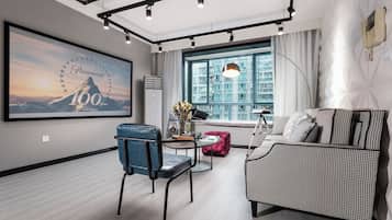 Apartamento família, vista para a cidade | Área de estar