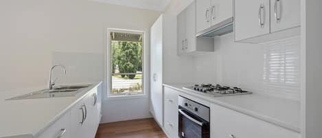 Refrigerador, parrilla de estufa, utensilios de cocina y comedor
