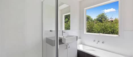 Serviettes fournies, savon, papier de toilette