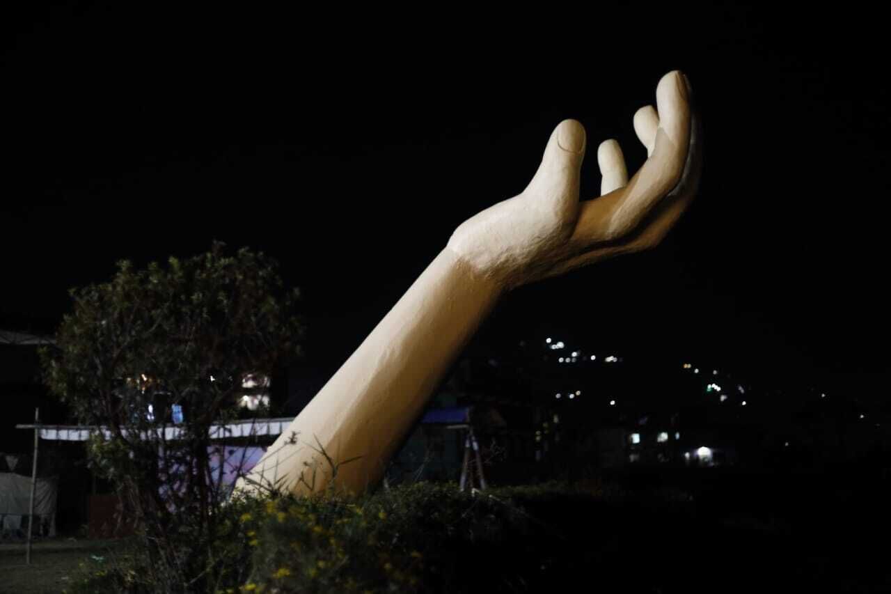Eine große Skulptur einer Hand, die nach oben reicht.