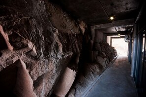 A corridor with a rough, textured wall and a concrete floor. - Dahai Zhizi Inn (Zhoushan)