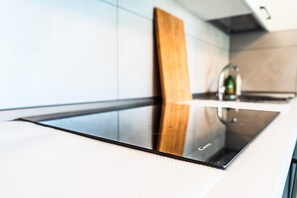 Kühlschrank, Mikrowelle, Herdplatte, Geschirrspüler