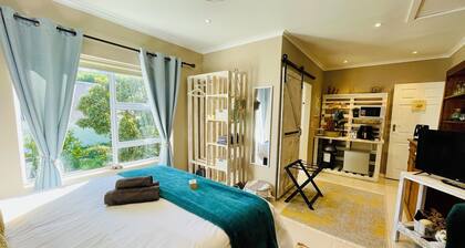 Coastal Studio Suite in Plettenberg Bay: Patio & Pool, Close to Robberg & Beach