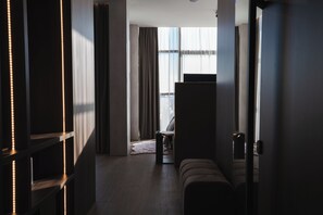 Luxe kamer, uitzicht op de stad | Een kluis op de kamer, een bureau, verduisterende gordijnen