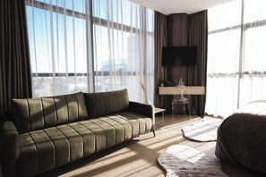 Habitación de lujo, vista a la ciudad | Caja de seguridad en la habitación y escritorio 