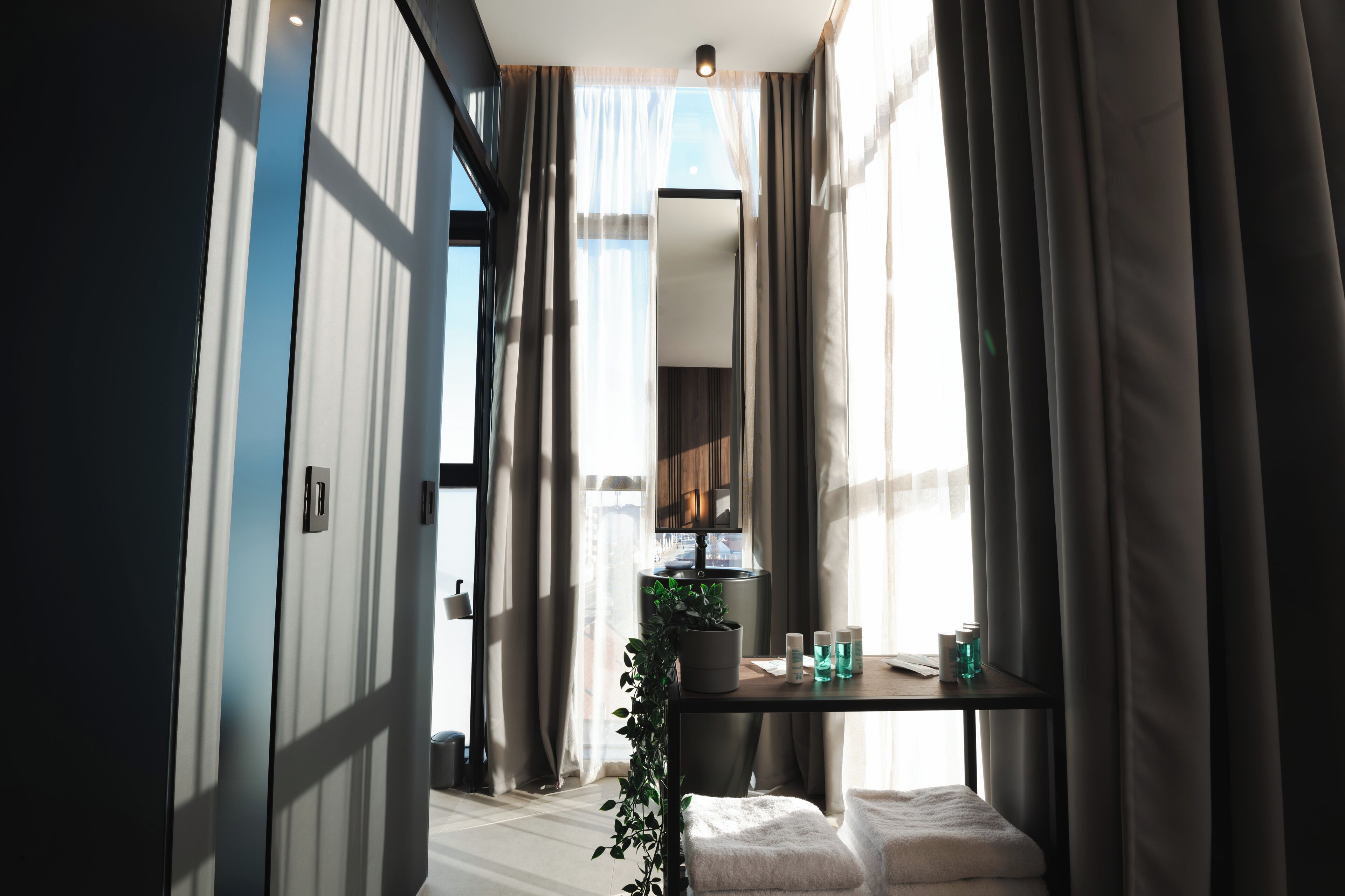 Luxury Room, City View | In-room safe, desk, blackout drapes, soundproofing