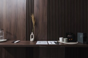 Habitación clásica, vista a la ciudad | Caja de seguridad en la habitación y escritorio 