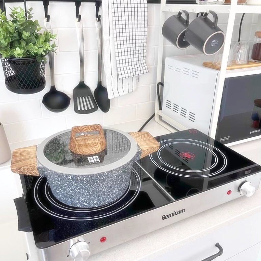 Køleskab, mikrobølgeovn, kaffe-/temaskine, elkedel