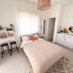 1 habitación, escritorio, tabla de planchar con plancha y wifi gratis 