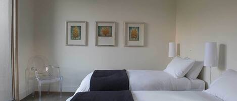 Escrivaninha, ferros/tábuas de passar roupa, Wi-Fi, roupa de cama