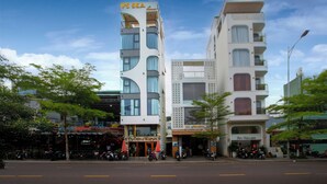 Un edificio moderno con un restaurante llamado "An House" en la planta baja.