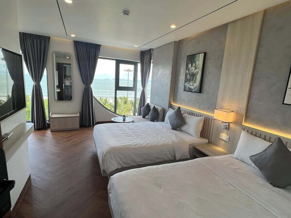 Familie vierpersoonskamer, gedeeltelijk uitzicht op oceaan | Gratis wifi