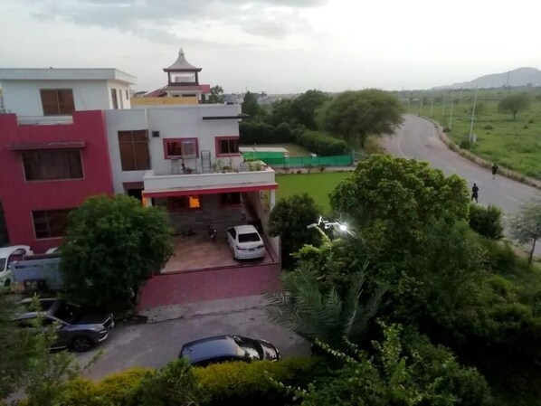 Front of property - Travis Executive Guest House  (Islamabad)