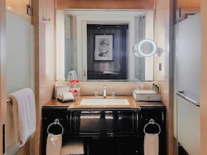 A bathroom with a sink, mirror, and towel rack. - Renhe Spring Hotel (Chengdu)