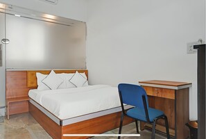 Habitació Deluxe, vistes a la ciutat | Escriptori, wifi gratuïta i roba de llit 