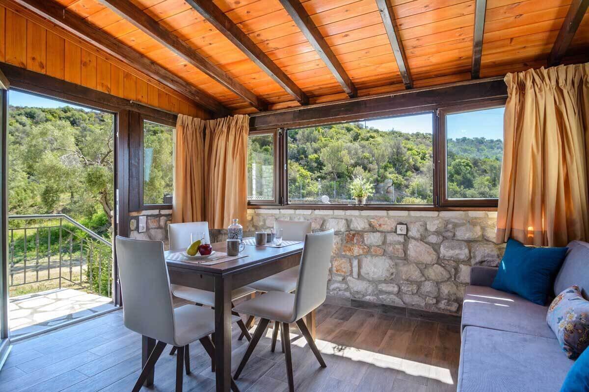 Aktaia | One-Bedroom Sea View Apartment with Balcony | Coin séjour