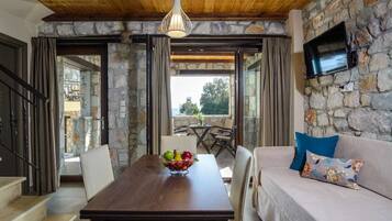 Dorida | Two-Bedroom Maisonette with Sea View Balcony | Phòng ăn